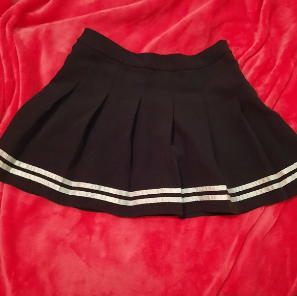 ✨️ Black Pleated Skirt - Picture 2 of 3
